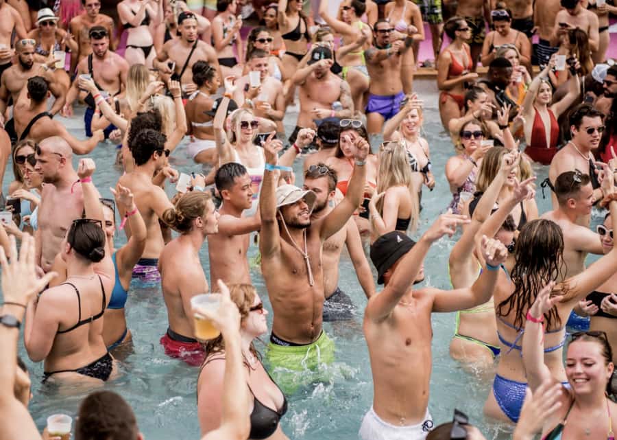 #1 Vegas Pool Crawl with Party Bus, Free Drinks & VIP Entry - Who this tour suits (and who should skip)