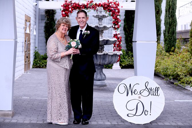 Elvis Chapel Wedding and Vow Renewal - 10 digital candid photos: why the photo deal is worth your attention