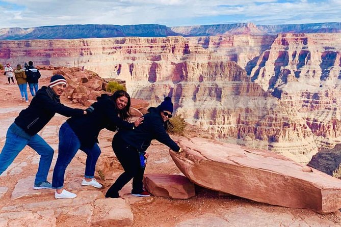 Grand Canyon Tour in Spanish with Skywalk and Hoover Dam included - Mojave Desert and Joshua Tree Views on the Way to the Canyon