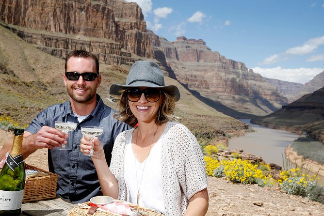 Grand Celebration Helicopter Tour with Black Canyon Rafting - Grand Canyon West: The 4,000-Foot Descent to a Canyon-Floor Break