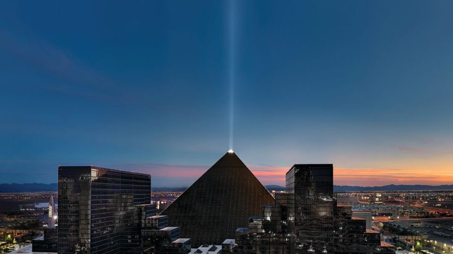 Las Vegas: Carrot Top at Luxor Hotel & Casino - Who should book Carrot Top at the Luxor?
