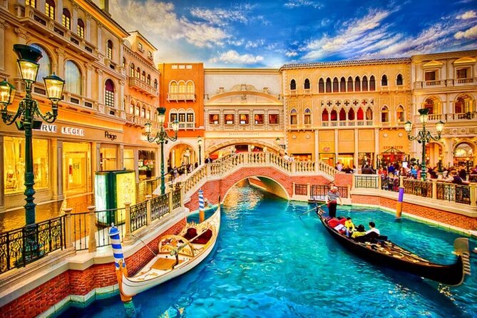 Las Vegas City Tour with Hotel Pick Up - Golden Nugget and the Hand of Faith: a quick quirky flex