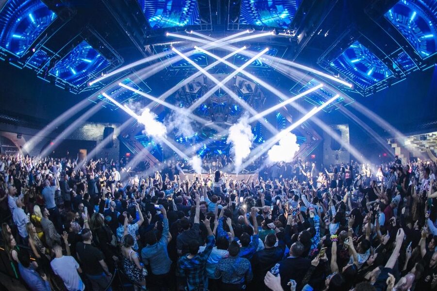 Las Vegas: Club Crawl by Party Bus w/ Free Drinks - The party bus Strip tour: stripper pole, free mixed drinks, real momentum