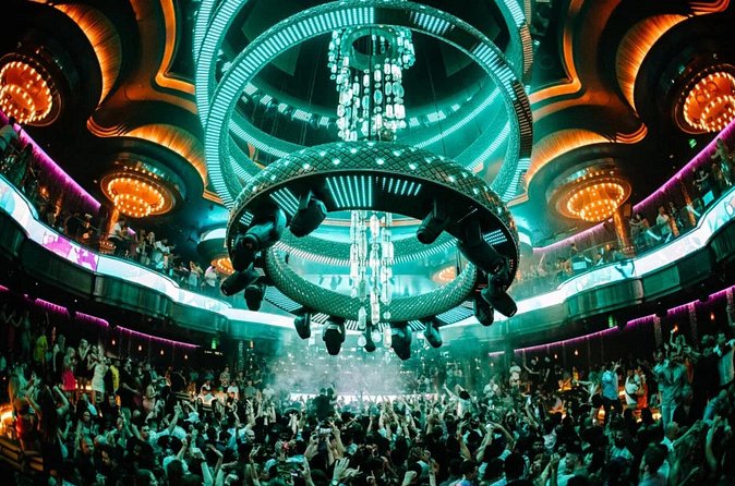 Las Vegas Club Crawl with Party Bus and Free Drinks - Crowds, Timing, and Staying Comfortable on the Strip