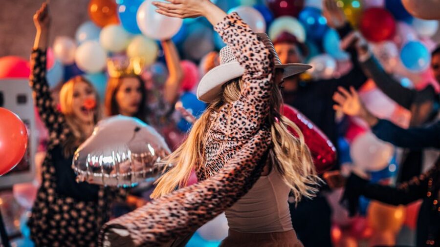 Las Vegas: Country Bar Crawl by Party Bus w/ Mixed Drinks - The Guide Matters: Why Tina-Style Energy Can Make the Night