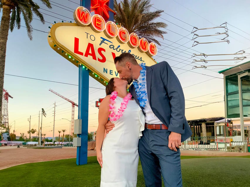 Las Vegas: Elvis Wedding with Las Vegas Sign Photos Included - Your 1-Hour Schedule: Ceremony, Music, Photos, Done