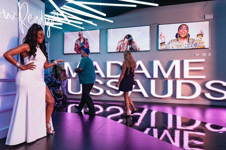 Las Vegas: Entry to Madame Tussauds with a Gondola Cruise - Gondoliers With Serious Voices: Why the Singing Matters