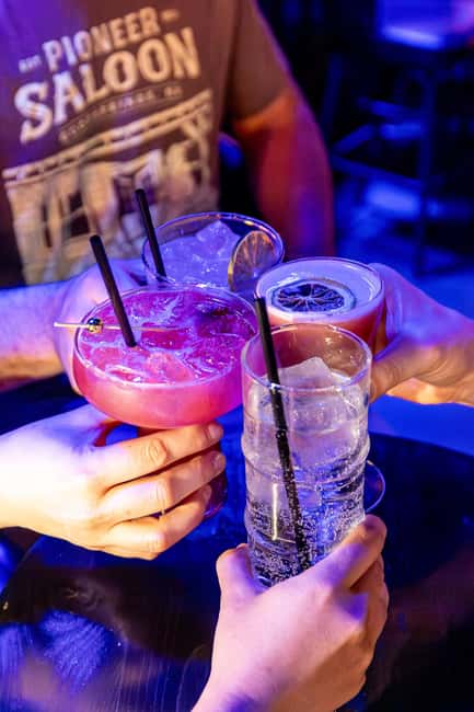 Las Vegas: Fremont Experience Guided Walking Tour & Drinks - El Cortez and Parlour Bar: old Las Vegas stories with a beer in hand