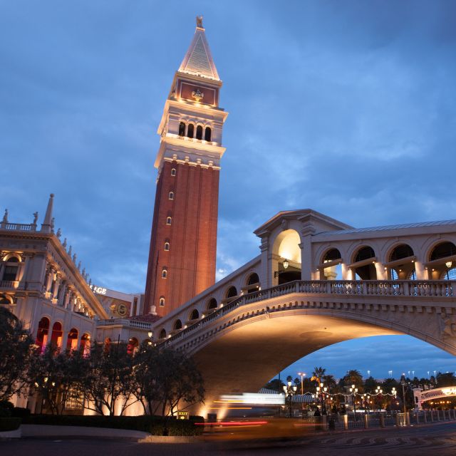 Las Vegas: Las Vegas Strip Night Tour en Español - Getting Started: easy hotel pickup on the Las Vegas Blvd