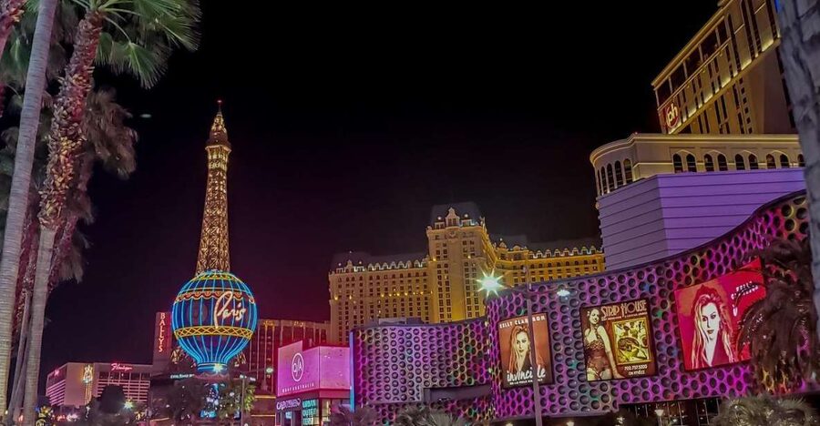 Las Vegas: Las Vegas Strip Night Tour en Español - Riding the Strip after dusk: neon landmarks in big doses