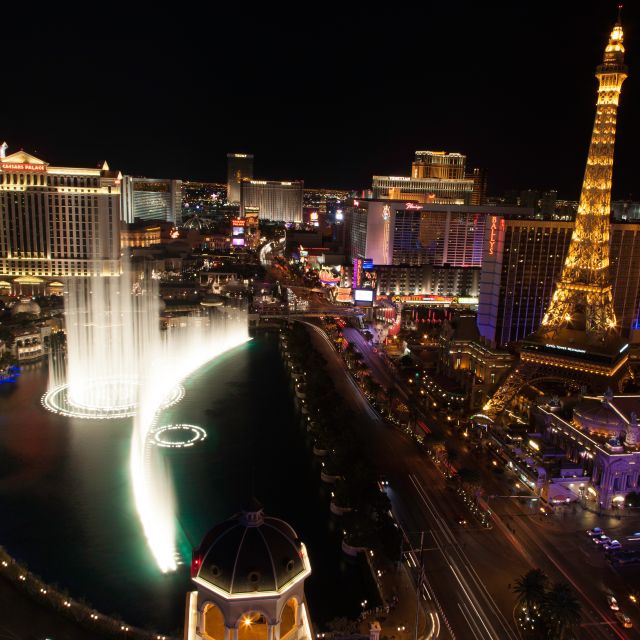 Las Vegas: Las Vegas Strip Night Tour en Español - Venetian canals and gondola scenery: the Strip’s playful side