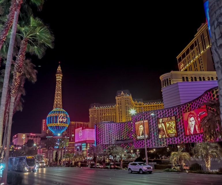 Las Vegas: Las Vegas Strip Night Tour en Español - Passing the quirky Vegas icons: chapels and the pawn shop
