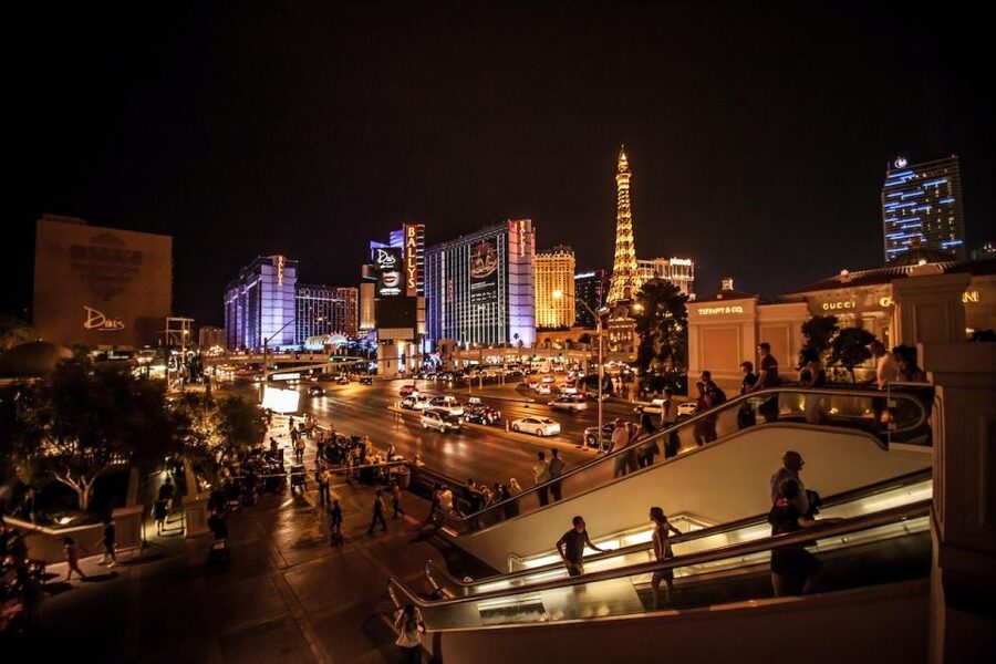 Las Vegas: Las Vegas Strip Night Tour en Español - Welcome sign at night: the easiest big-photo win