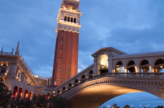 Las Vegas Night Tour in Spanish - The Venetian: canals and San Marco Square in evening light
