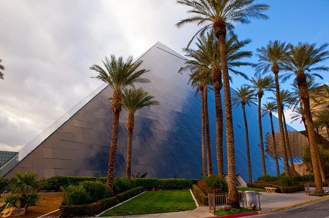 Las Vegas Night Tour in Spanish - Fremont Street Experience: your short window in older Vegas