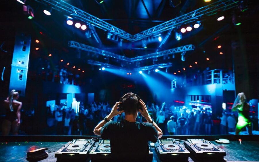 Las Vegas: Party Bus Nightclub Crawl - The 6-hour flow: how the club hops usually work