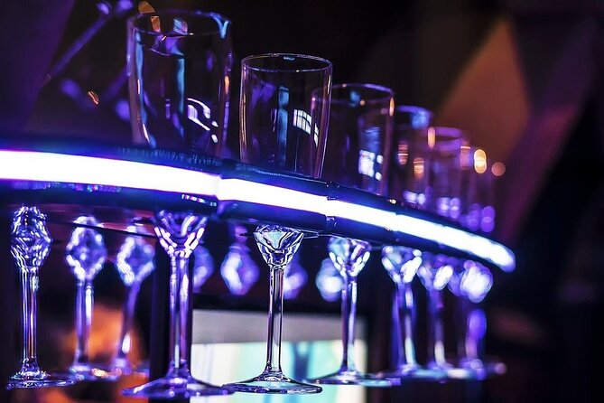 Las Vegas Strip at night like a Star with champagne by luxury limo - 3 or 5 hrs - Life in the Limo: Comfort, Group Size, and Practical Comfort Wins