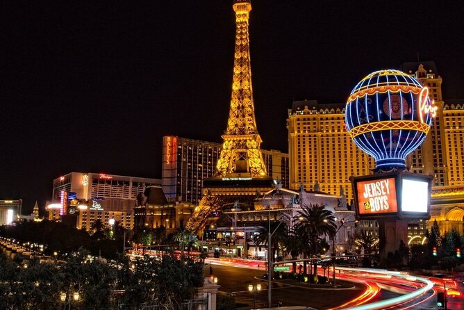 Las Vegas Strip at night like a Star with champagne by luxury limo - 3 or 5 hrs - Best Fit: Who This Night Limo Ride Is For