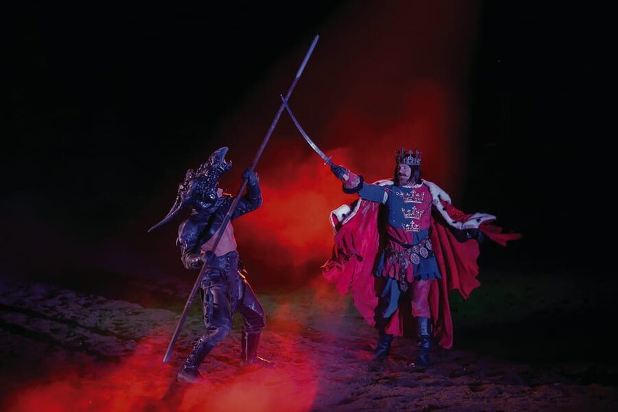 Las Vegas: Tournament of Kings Show at Excalibur - The arena: close seating, dirt underfoot, and big effects