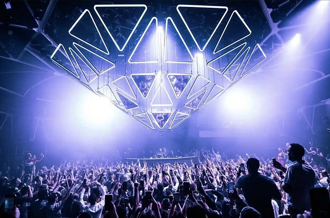 Las Vegas: VIP Club Crawl with Party Bus, Express Entry & Drinks - Ending at a top nightclub: your plan for the last hour