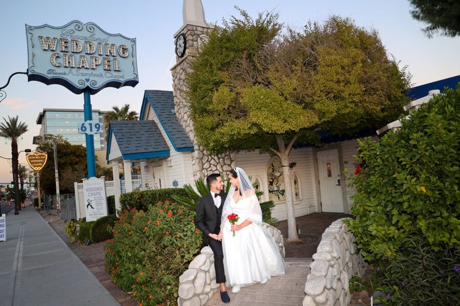 Las Vegas: Wedding or Vow Renewal at Graceland Chapel - The 90-minute flow: limo ride, ceremony, photos, then back to your hotel