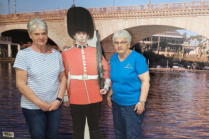 London Bridge and English Village Tour Small Group - The Guide Makes the Day: Stories, Pace, and That Small-Group Feel