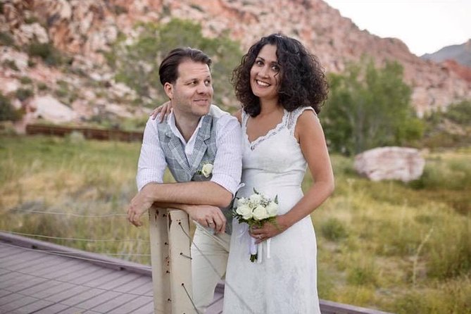 Red Rock Canyon Wedding by Private Limousine - The Red Rock ceremony setting: photos first, vows timed right