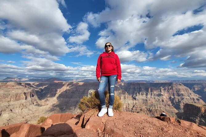 Spanish Grand Canyon Tour with Skywalk Access and Lunch - Guide style: Spanish expertise, photo support, and a calm pace