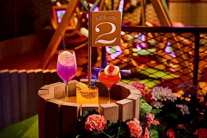 Swingers Indoor Mini Golf at Mandalay Bay - Party energy with live DJs: fun, but know the volume level