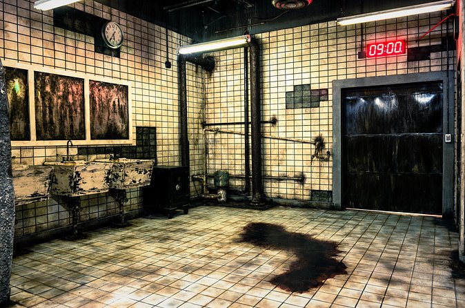 The Official SAW Escape Room in Las Vegas - The guide and the human touch: why your experience can swing fast