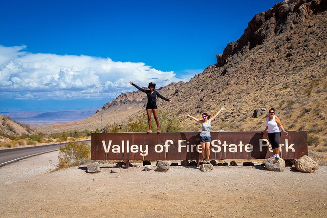 Valley of Fire Guided Hiking Tour and Mojave Desert Adventure - The Mojave Desert briefing and the first photo stop inside the park